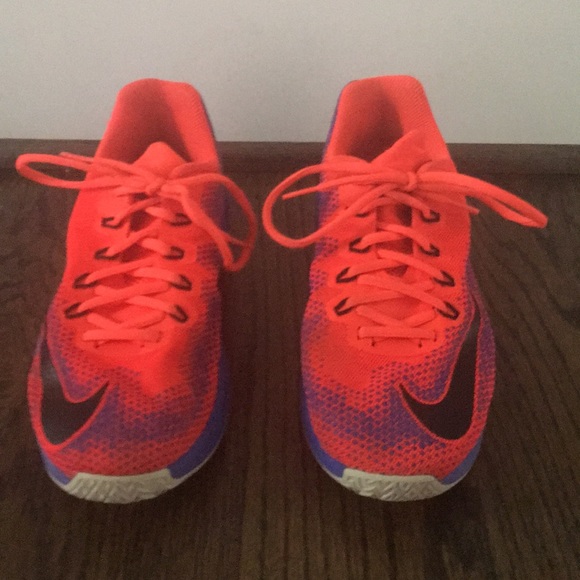 Nike basketball shoes practically never worn! - Picture 2 of 4